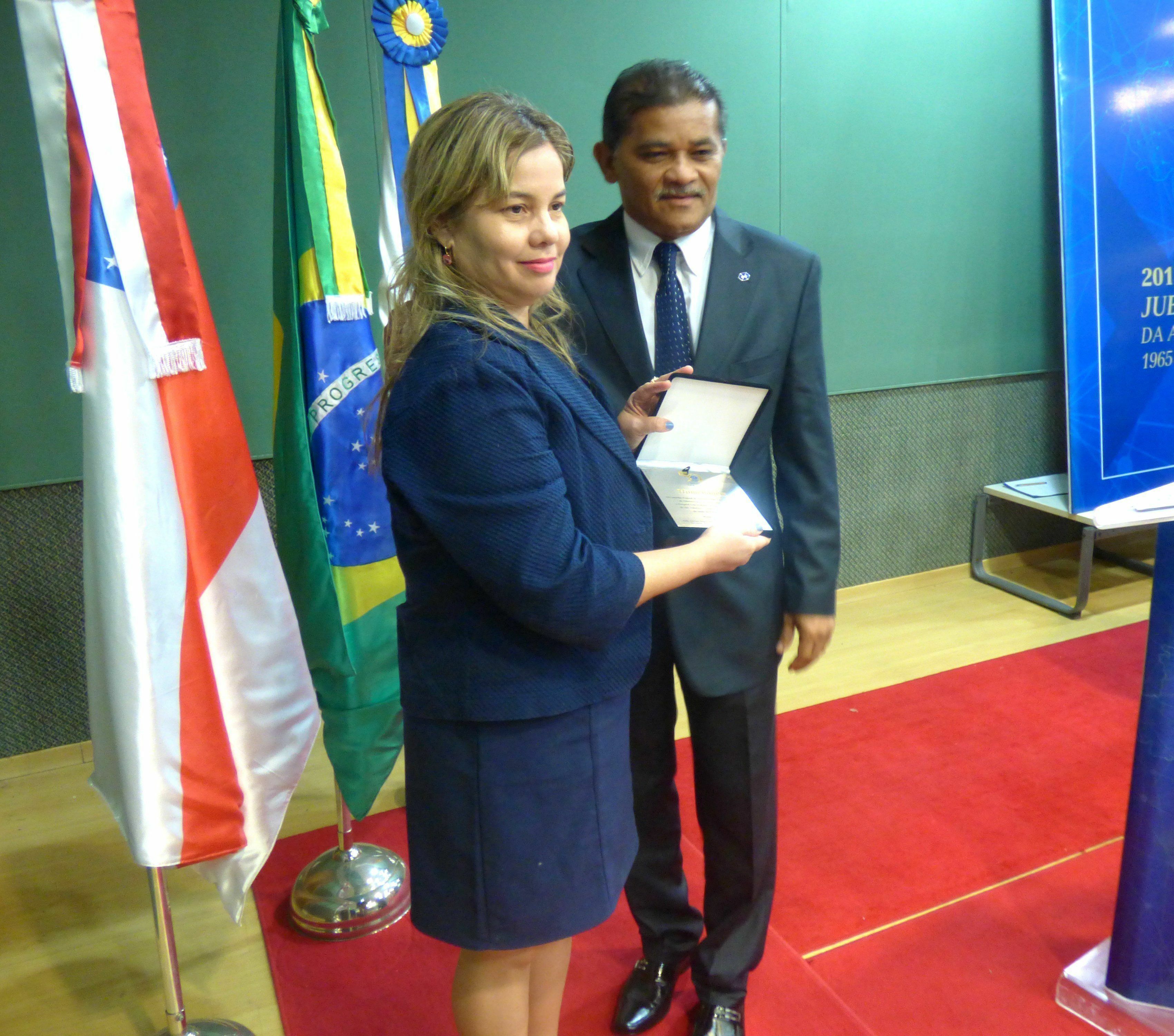 Representante do HUGV recebeu honraria durante solenidade